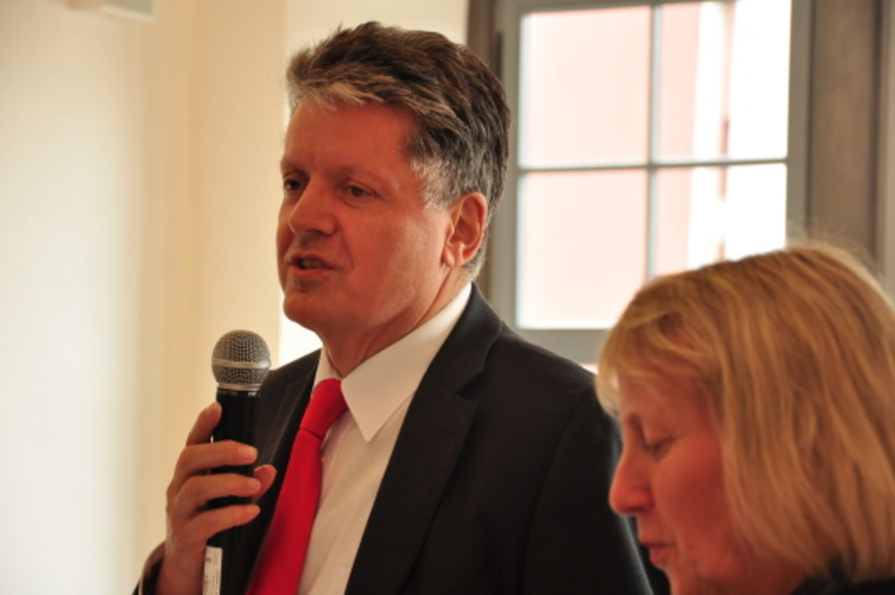Bürgermeister der Stadt Boppard, Dr. Walter Bersch, spricht ins Mikrofon