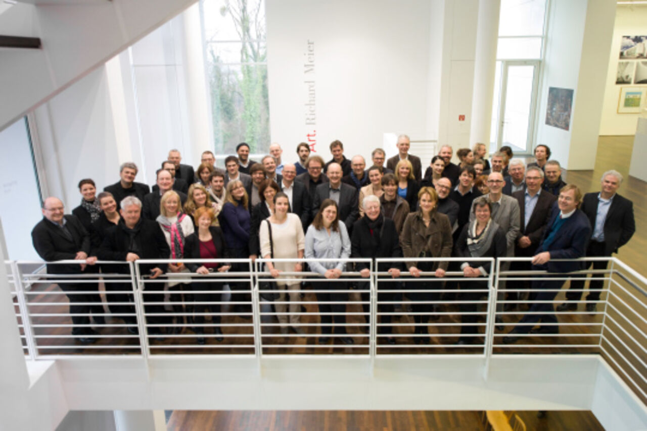 Die Mitglieder der Vertreterversammlung im Foyer des Arp Museums