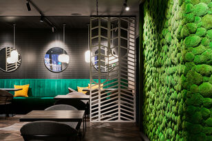 Foto: Lennart Wiedemuth, Mainz Restaurant mit Mooswand