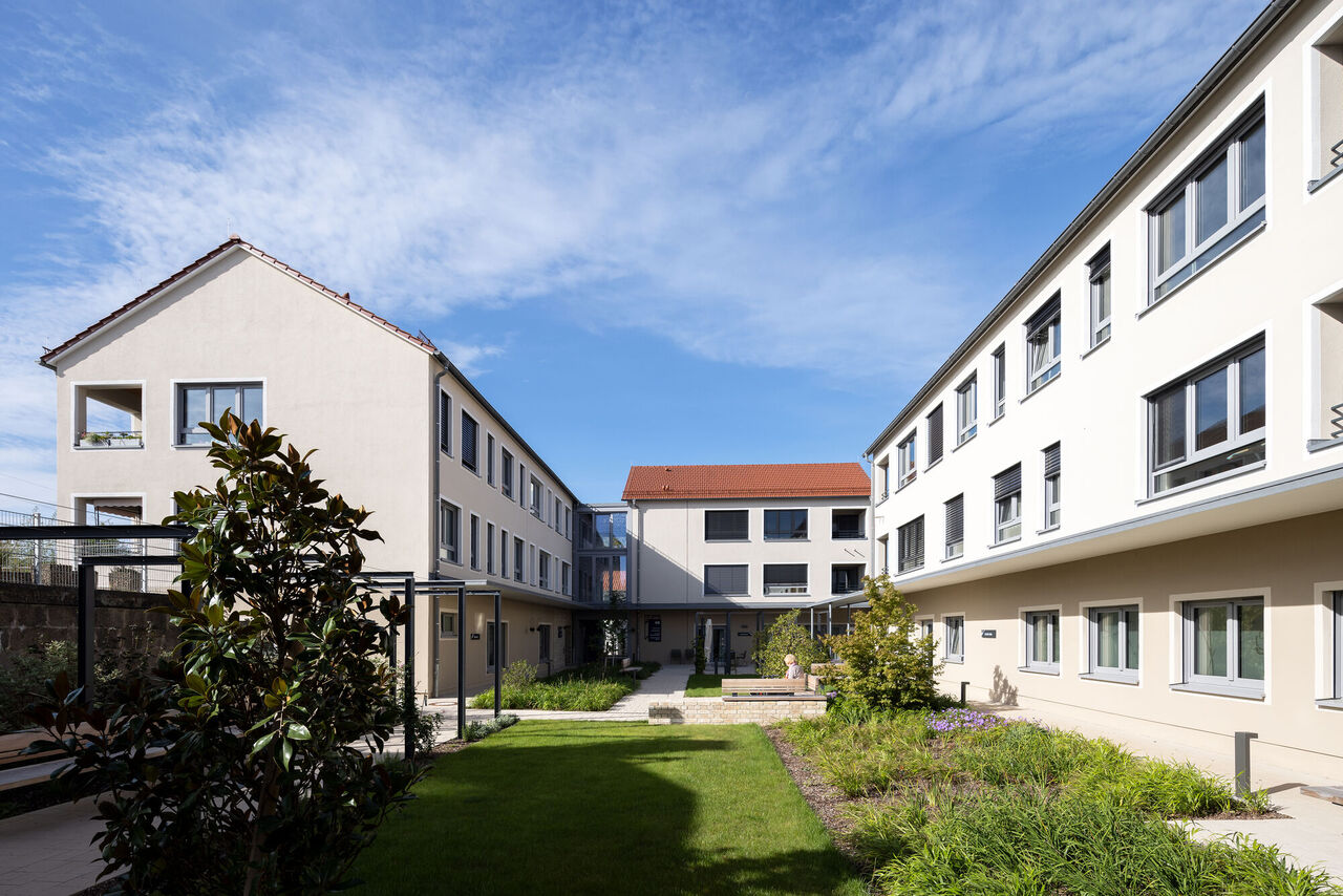 Außenansicht mit Innenhof