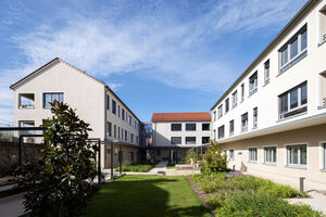 Außenansicht mit Innenhof Außenansicht mit Innenhof