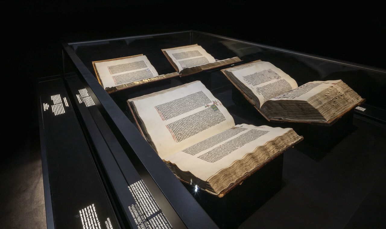 Sicherheitsvitrine der Gutenberg-Bibeln