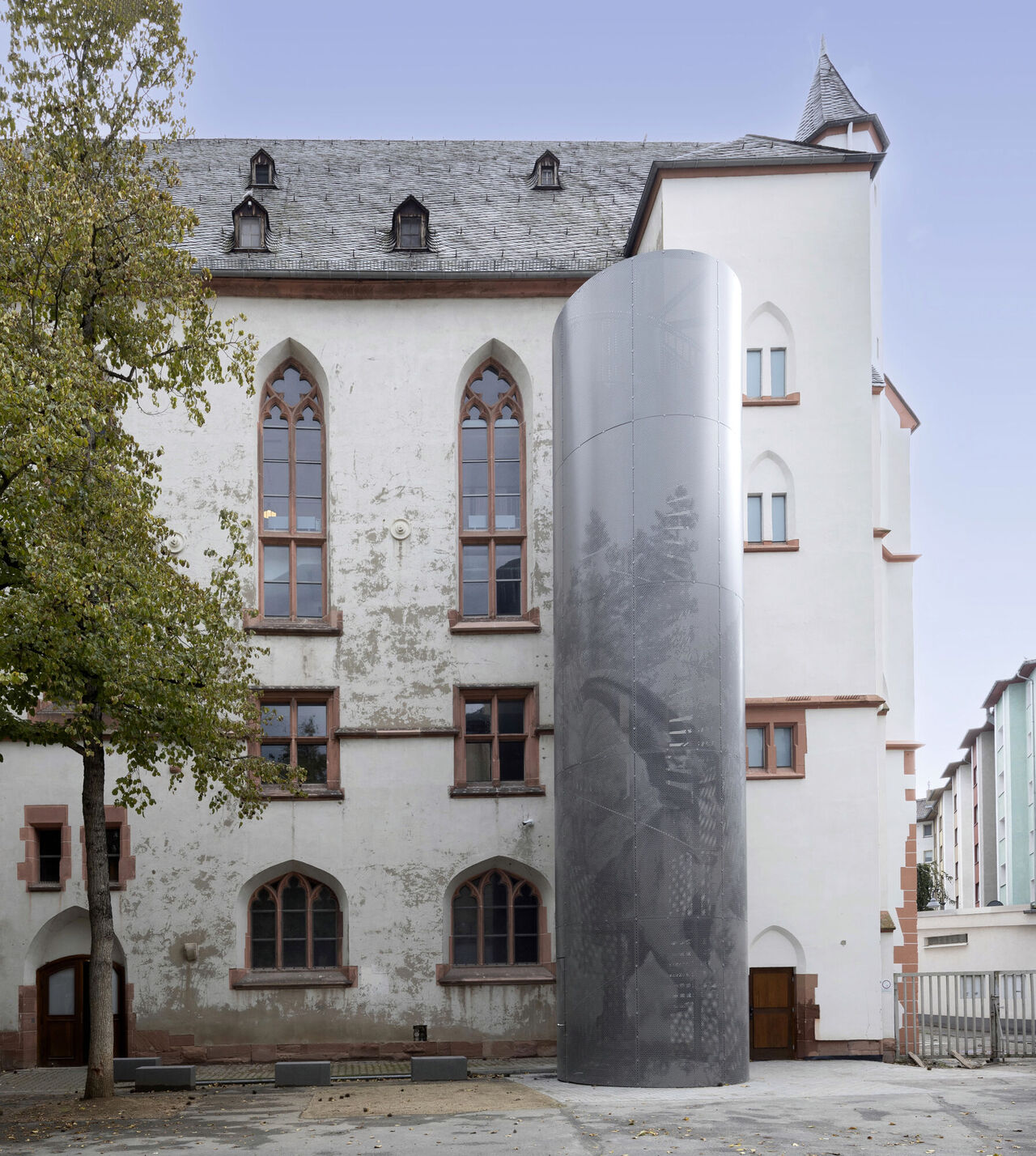 Fluchtspindel im Hinterhof mit Deinotherium giganteum