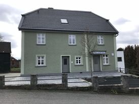 Straßenansicht vom Altbau nach der Sanierung