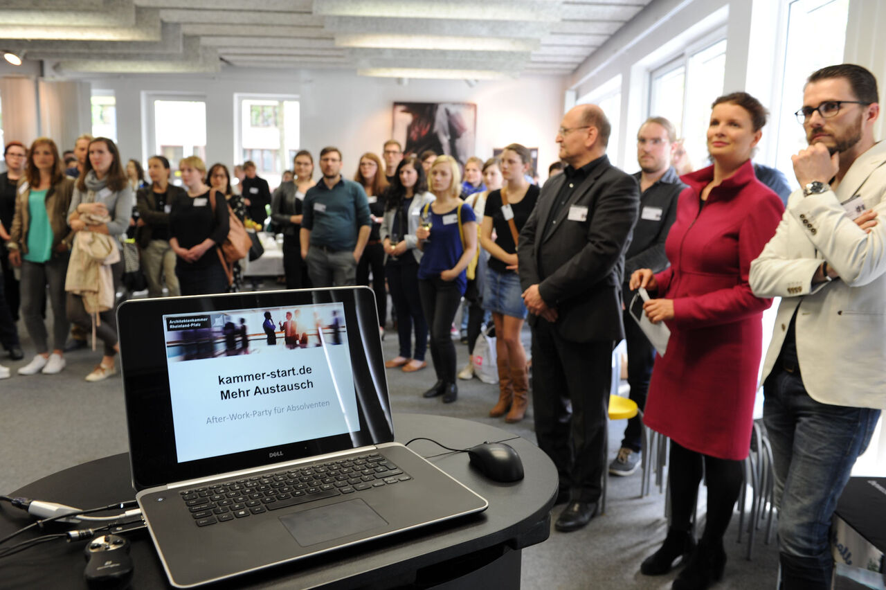 Präsentation zum Kammerstart wird auf dem Laptop angezeigt