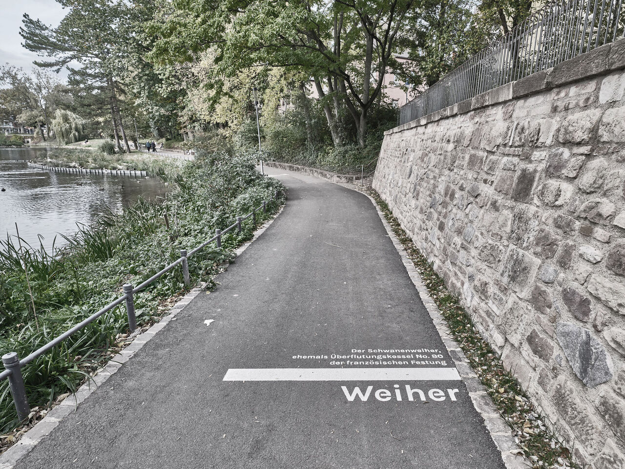 Denkmalpflegerisches Leitsystem durch den Ostpark