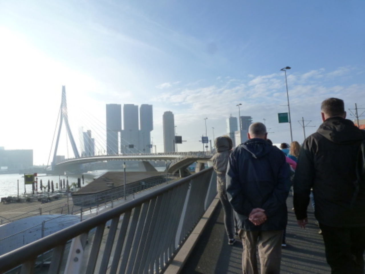 Spaziergang über die Erasmusbrücke zum Wilheminapier.