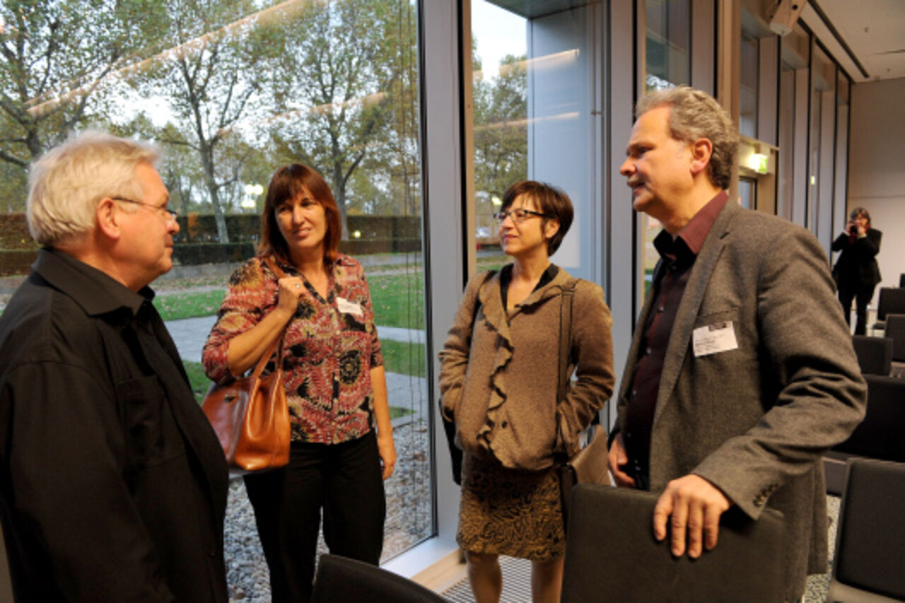 Foto: Jürgen Hill, Bettina Egner, Sabine Groß und Martin Riker im Gespräch