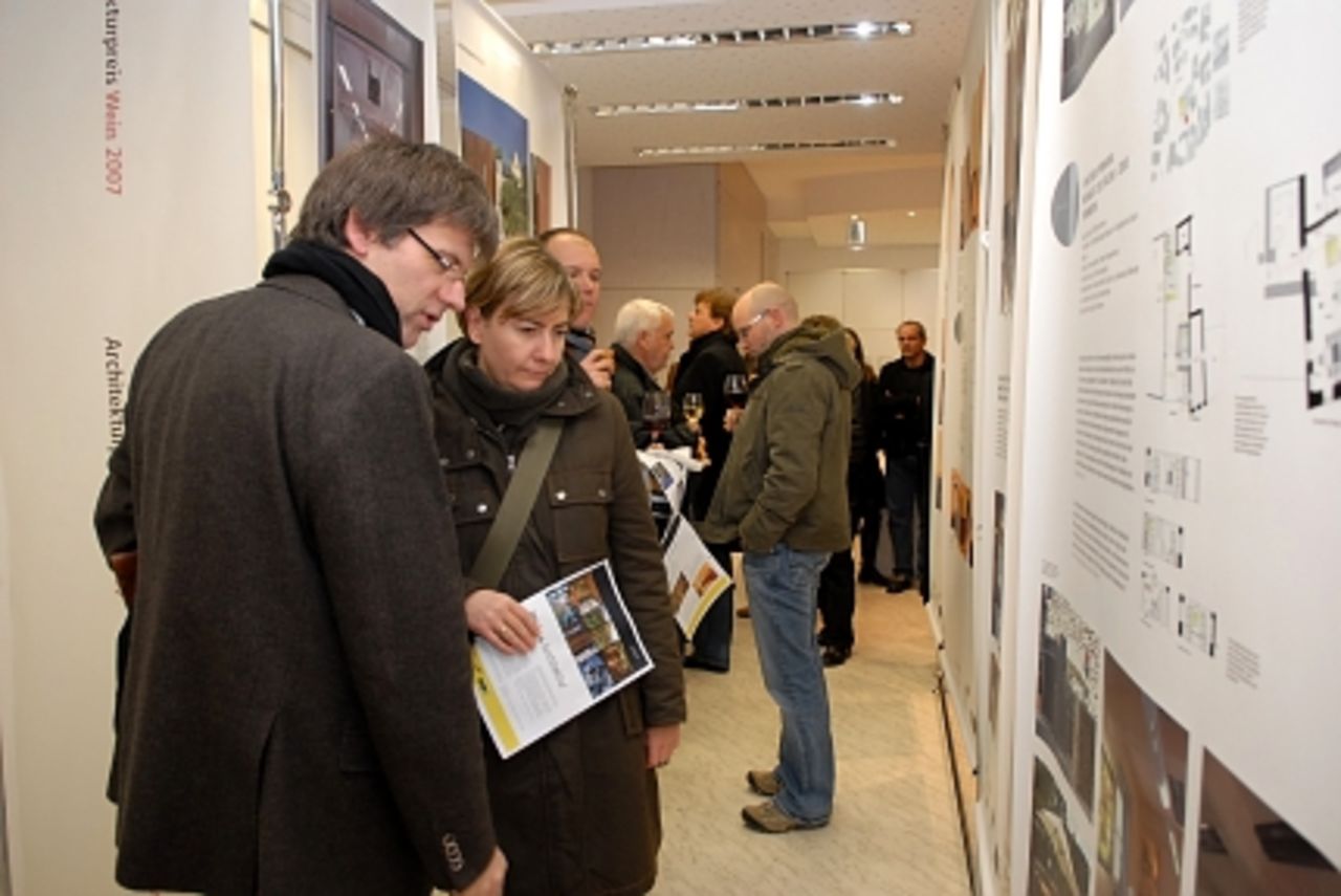 Foto: Die ersten Ausstellungsbesucher vor den Exponaten