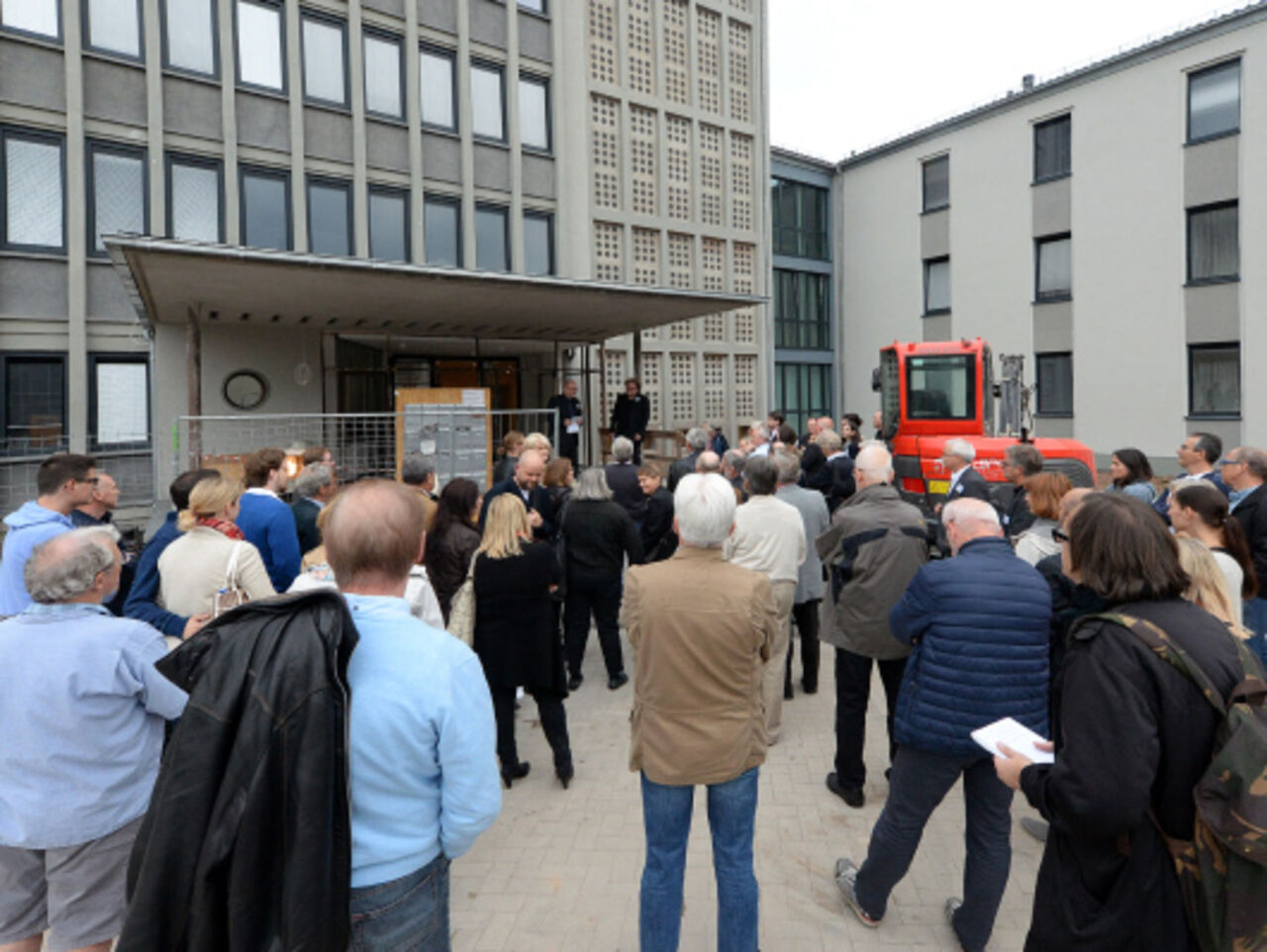 Start des Rundgangs im Innenhof des frz Stabsgebäudes