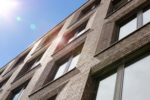 Foto: Hans Georg Esch, HGEsch Photography, Stadt Blankenberg Einseitig flach auslaufenden Fensterleibungen