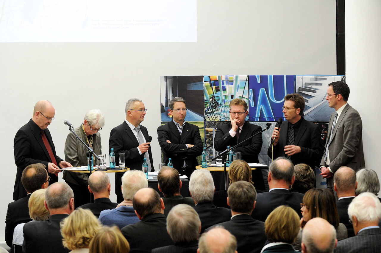 Foto: In der siebenköpfigen Diskussionsrunde kündigte der Finanzminister zielgenauere Förderprogramme an