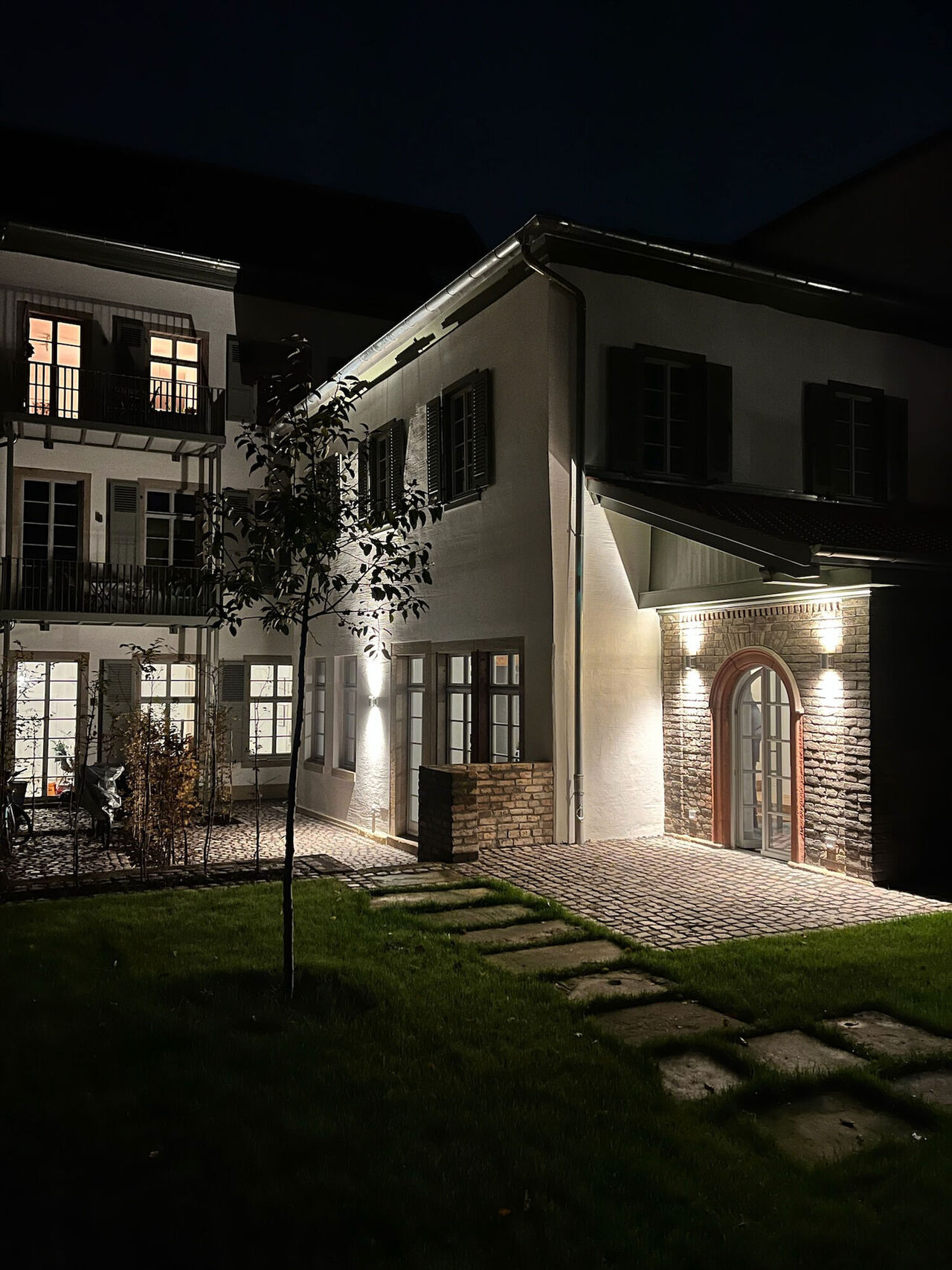 Hinterhaus bei Nacht
