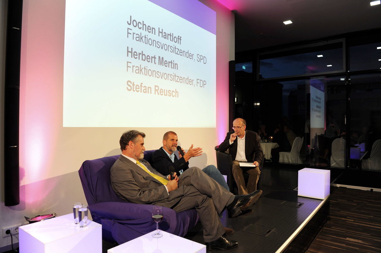 Jochen Hartloff, SPD-Fraktionsvorsitzender, (Mitte) in der Diskussion mit Herbert Mertin links und Stefan Reusch.