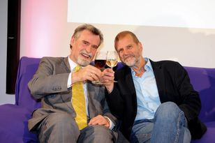Erste Koalitionssignale? Herbert Mertin, FDP, wählt den Rotwein für sein Couchgespräch mit Jochen Hartloff, SPD.