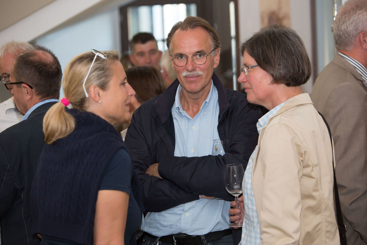 Besucher der Ausstellung im Gespräch.