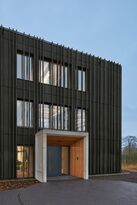Foto: Lukas Huneke, LUKAS HUNEKE PHOTOGRAPHY, Trier-Ruwer Haupteingang Nord-West Fassade