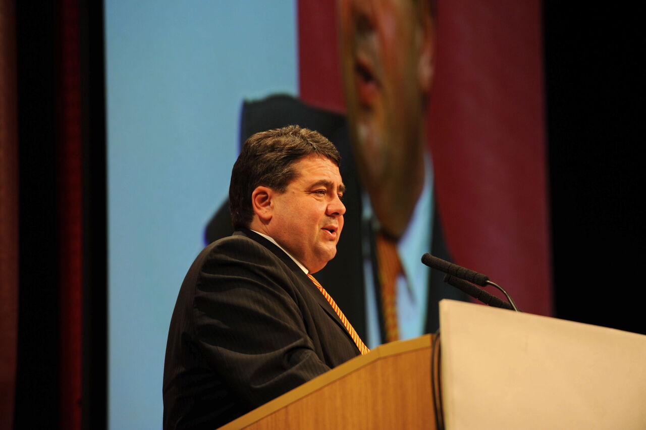 Foto: Sigmar Gabriel am Rednerpult, auch hier im Hintergrund die Leinwand mit Großbild