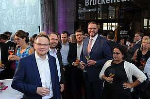 Alexander Schweitzer, Fraktionsvorsitzender der SPD-Landtagsfraktion vor dem Brückenturm.