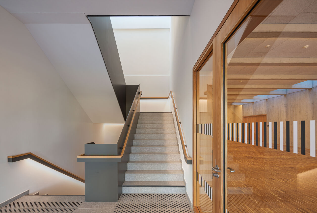 Treppe mit Blick ins Foyer