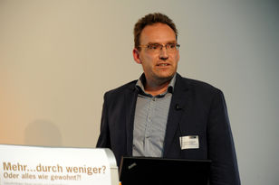 Foto: Dr. Lars-Arvid Birschke beim Vortrag.
