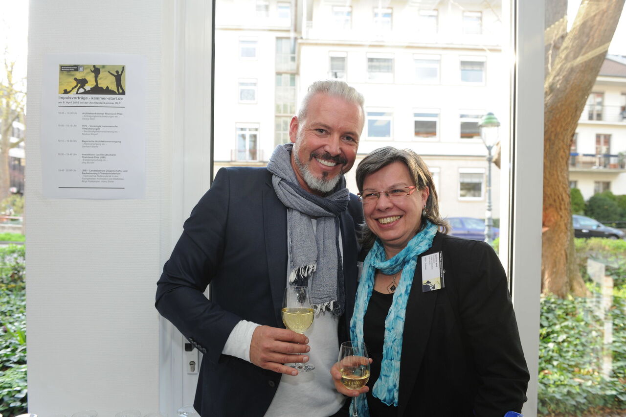 Vorstandmitglied Gerlinde Wolf und Horst Keller, Mitglied der Vertreterversammlung.