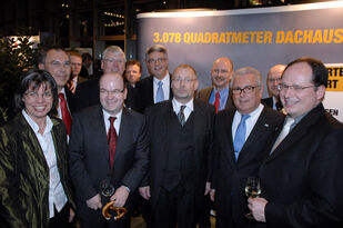 Foto: Kammervertreter vor dem Informationsstand der VHV Versicherung im Foyer