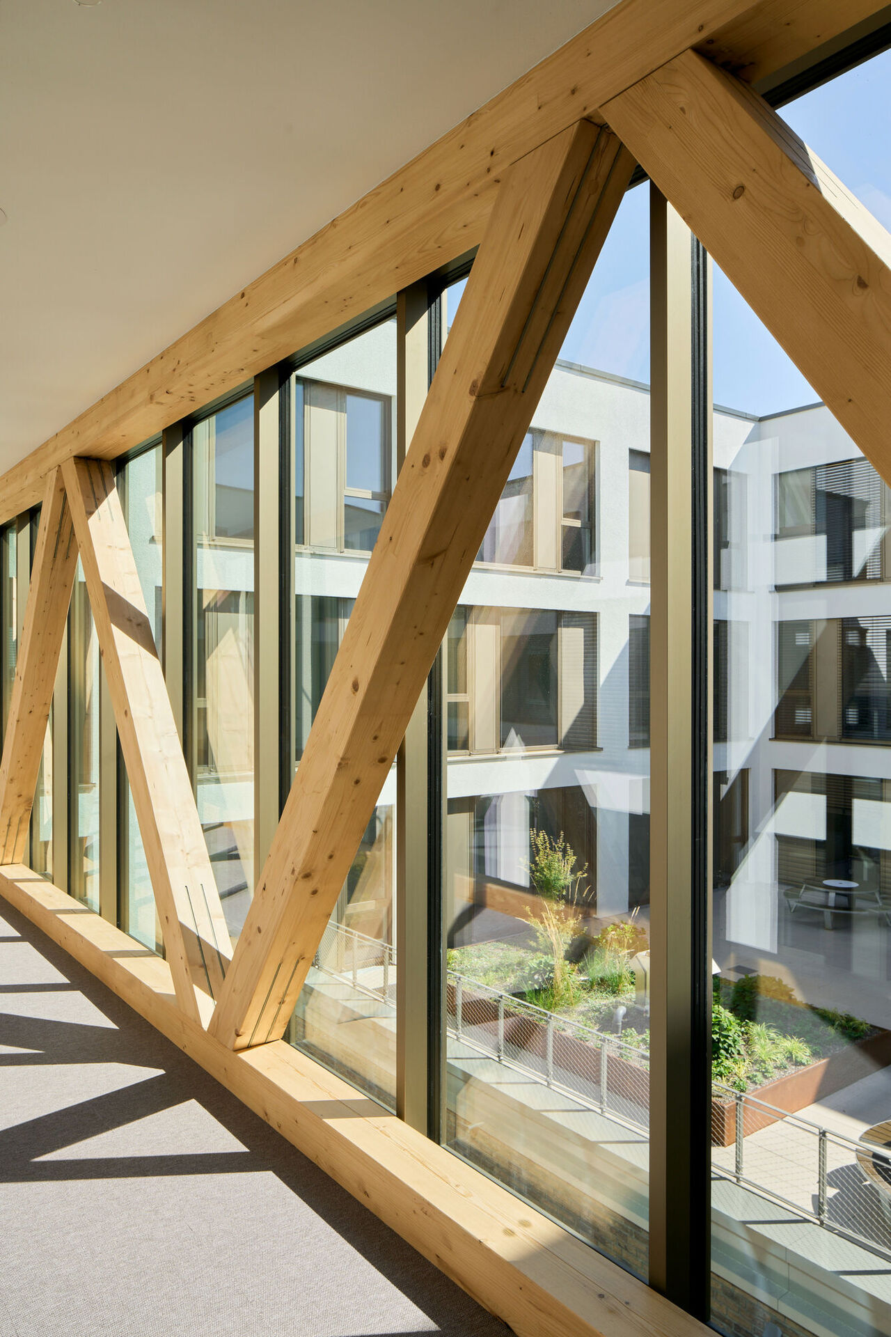 Blick aus dem Steg in den Innenhof (Holztragwerk)