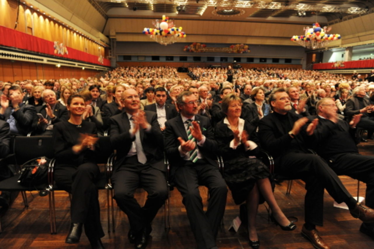 Foto: Blick ins Publikum in der Rheingoldhalle: Alle applaudieren dem Redner