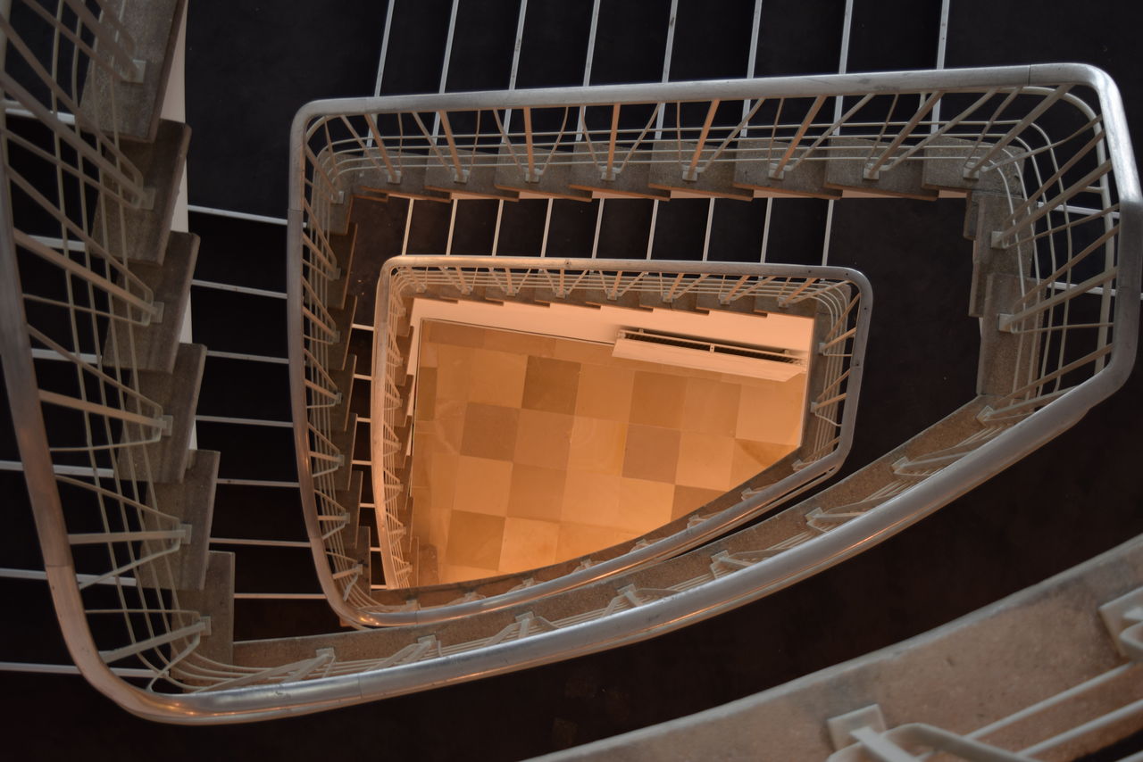Mid Century Modern vom Feinsten: Die 50er Jahre Architektur zeigt sich ausgeprägt und von seiner besten Seite im renovierten Treppenhaus  des Etat Majors.