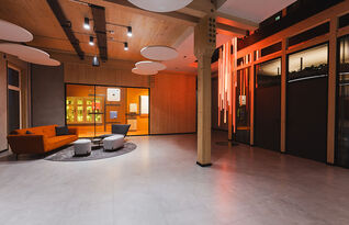 Foto: Florian Faust, tibo ^ architektur, Trier Foyer bei Nacht, Blick auf verglasten Showroom