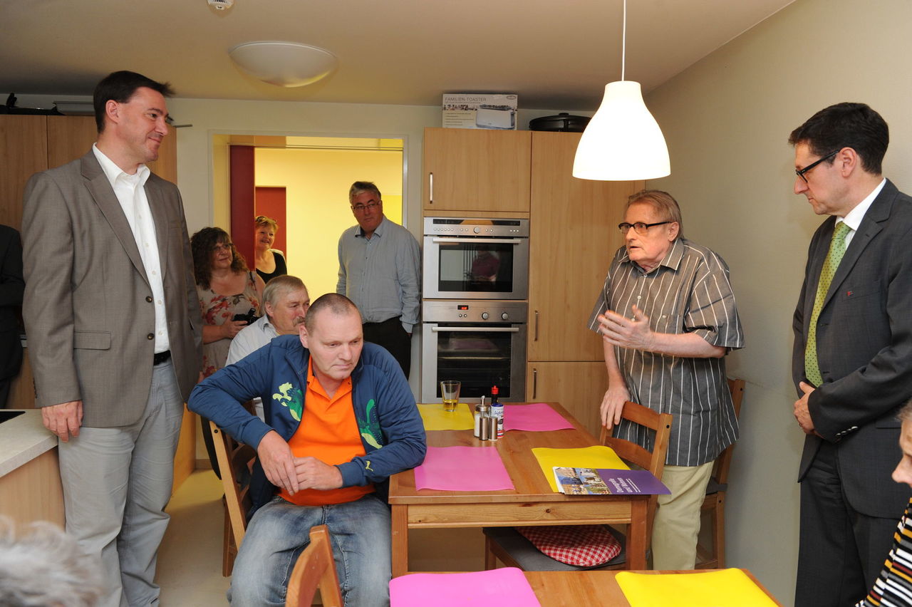 Foto: Bewohner der Einrichtung in ihrer modernen Küche, Pirmasens