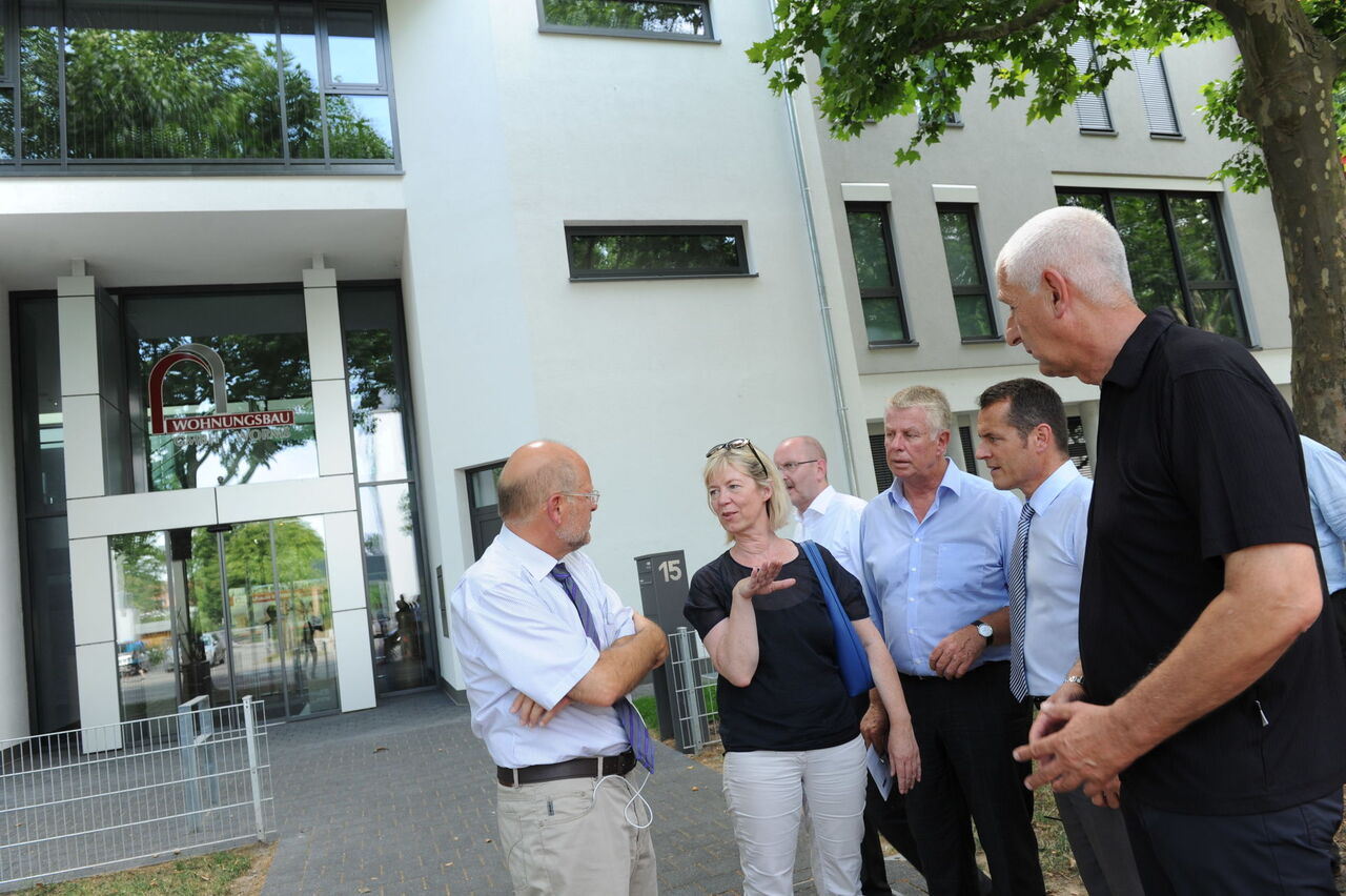 Foto: die Teilnehmer der Reise im Gepräch vor dem Wohnprojekt in Worms