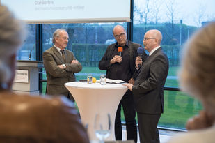 Der Architekturhistoriker und -kritiker Olaf Bartels (Mitte) moderierte die Gesprächsrunde mit dem Präsidenten der Architektenkammer Rheinland-Pfalz Gerold Reker (rechts) und dem Generalsekretär des Deutschen Weinbauverbandes Dr. Rudolf Nickenig (links).