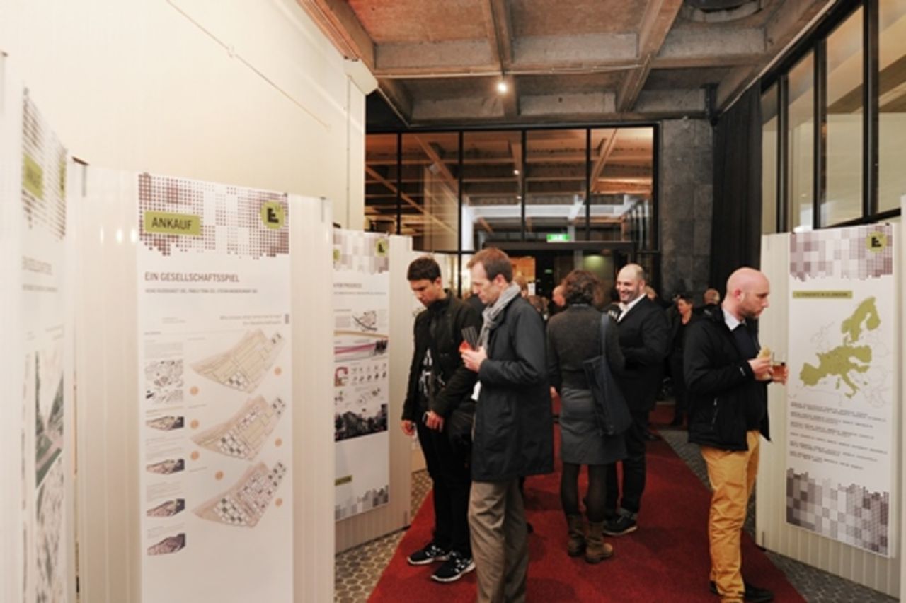 Mehrere Menschen betrachten die Ausstellungstafeln zum EUROPAN-Wettbewerb