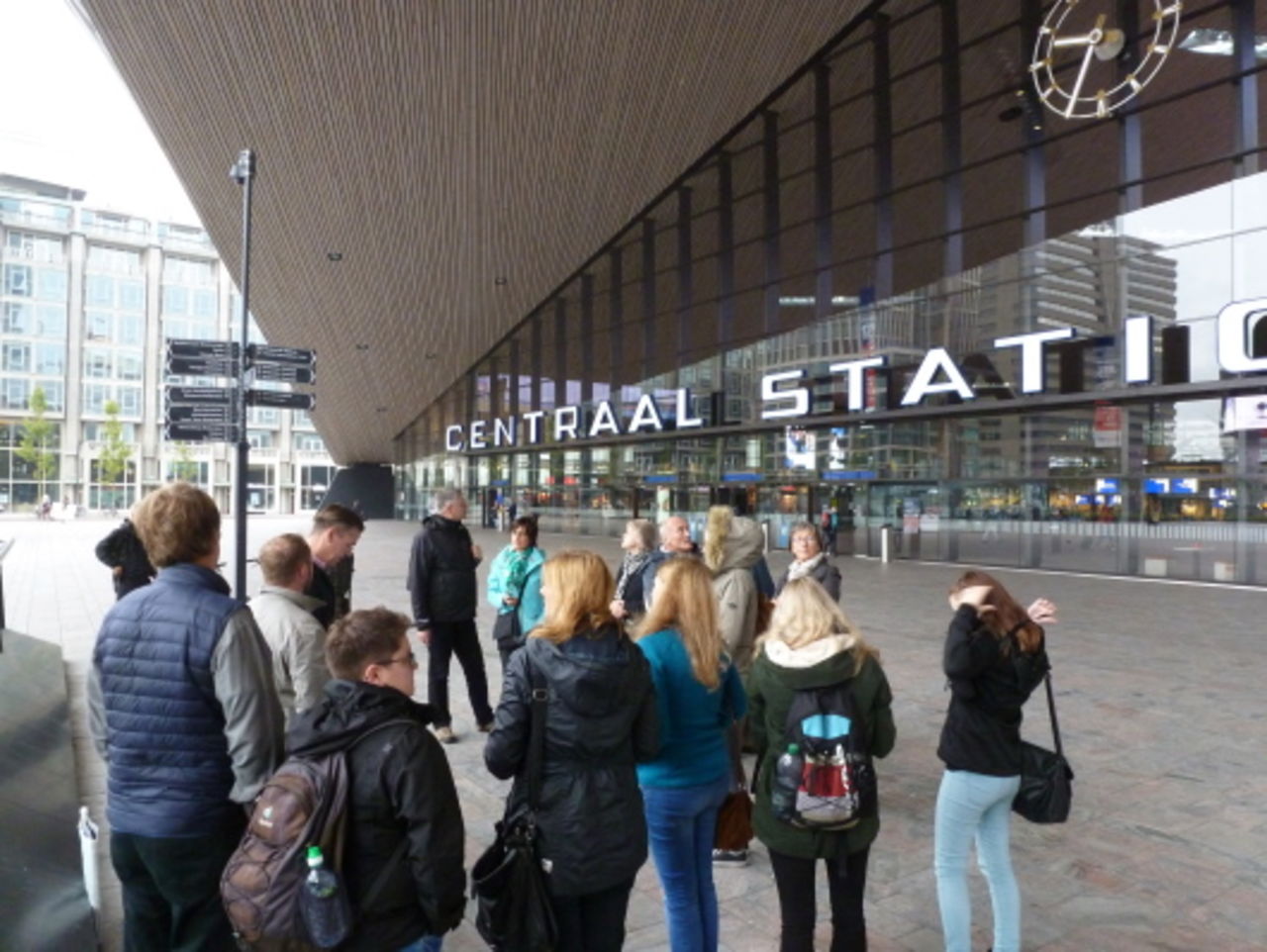 Exkursionsgruppe vor der neuen Centraal Station Rotterdam.