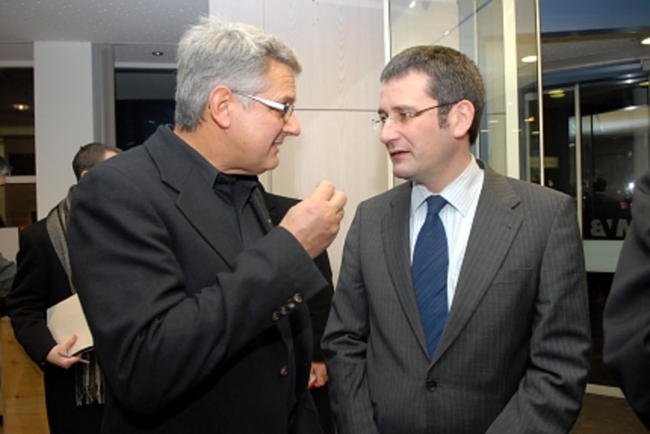 Foto: Kammerpräsident Stefan Musil und Staatsminister Hendrik Hering im Gespräch vor den Exponaten