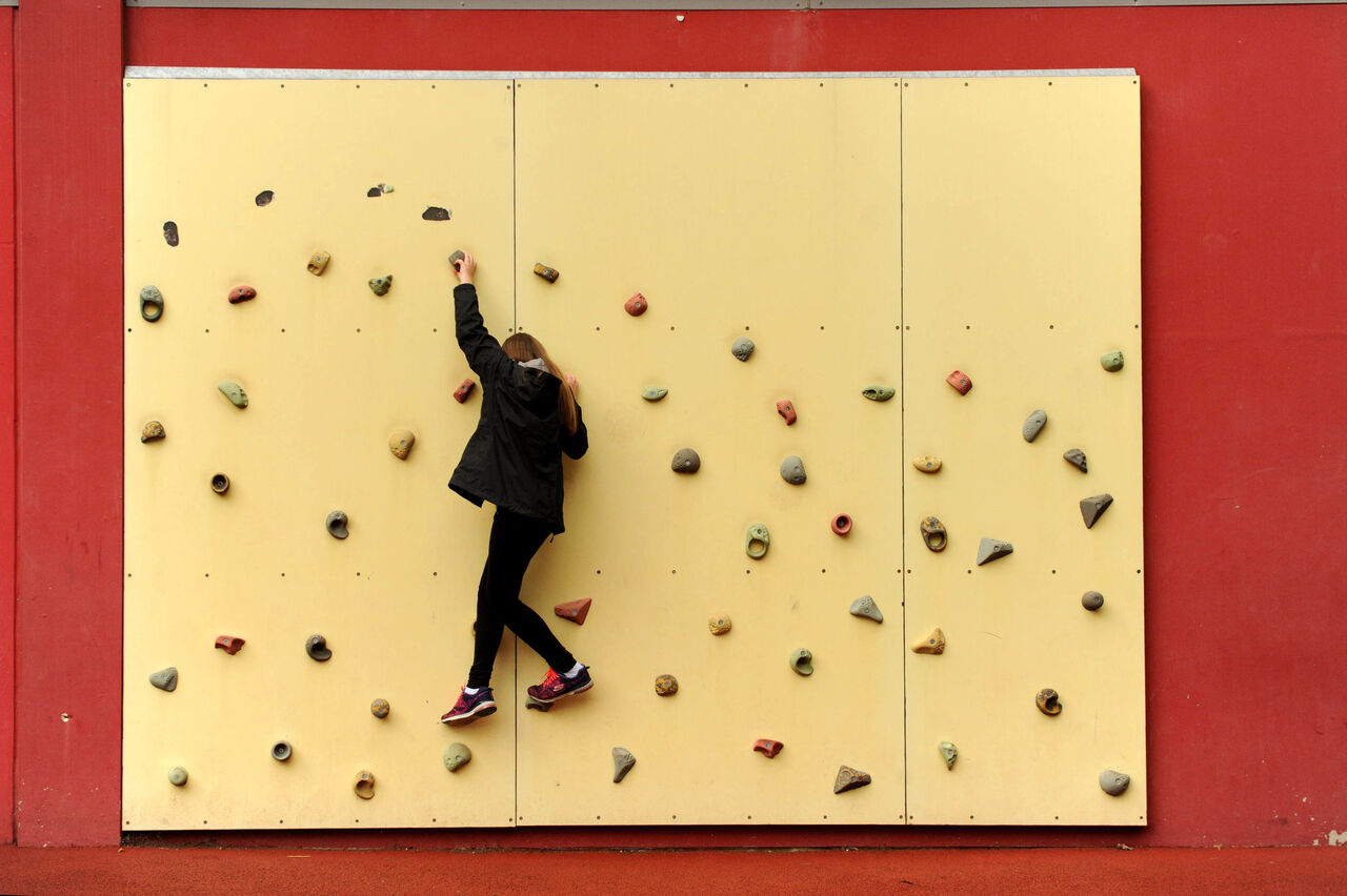 Die Boulderwand auf dem Schulhof lud zum Klettern ein.