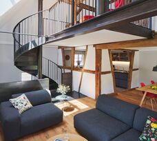 Wohnbereich mit Galerie und Spindeltreppe Wohnung 2