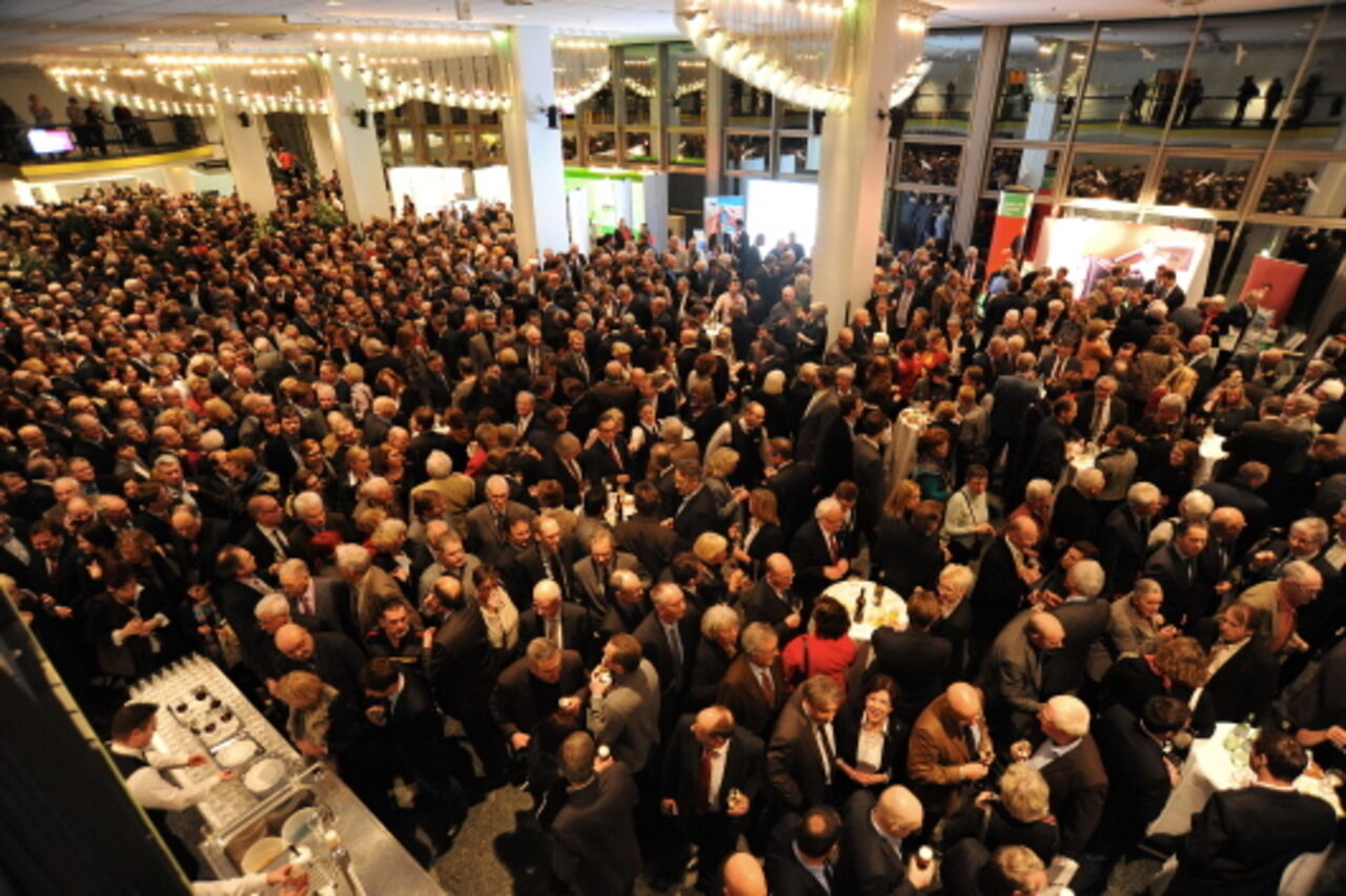 Foto: Dichtes Gedränge im Foyer der Rheingoldhalle.