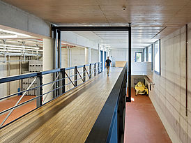 Foto: Thomas Ott Die große, natürlich belichtete Lagerhalle mit Wänden und Decken in Sichtbeton