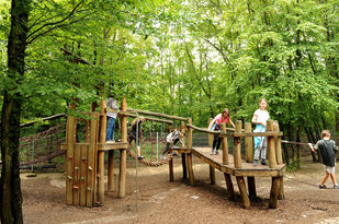 Landschaftsarchitektin Simone Fritz erklärte den Kindern, was man bei der Planung eines Spielplatzes beachten muss.
