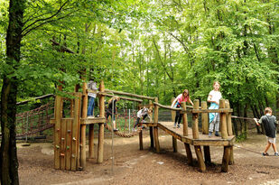 Landschaftsarchitektin Simone Fritz erklärte den Kindern, was man bei der Planung eines Spielplatzes beachten muss.