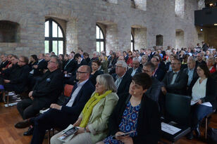 Foto: Vollbesetzter Saal des Hambacher Schloss