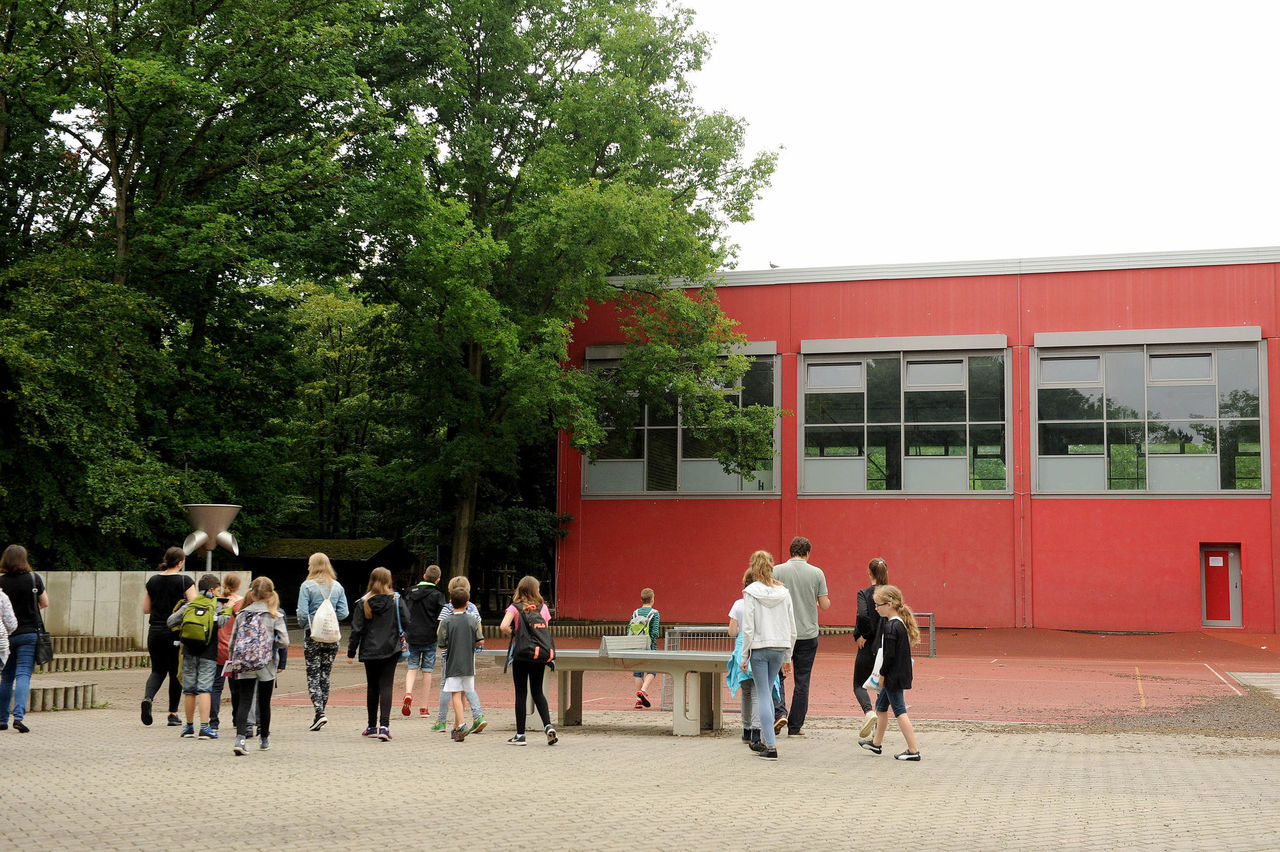 Die Kinderbustour auf dem Weg zum Spielplatz der Lerchenberg-Grundschule in Mainz