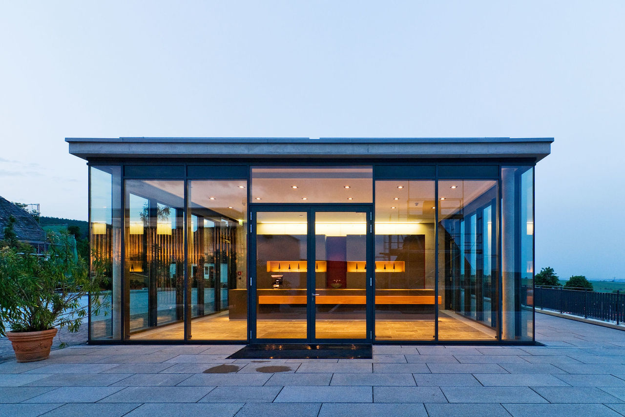 Ein Probierraum im gläsernen Kubus auf der Terrassenebene bietet ein Weinerlebnis mit Ein- und Ausblicken 