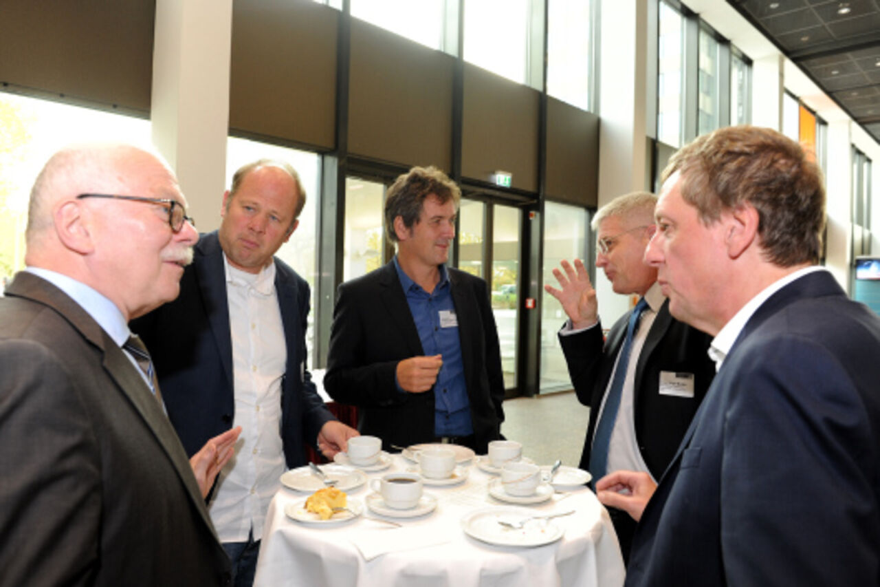 Foto: Rainer Richarts, Heinrich Lessing, Hans-Jürgen Stein, Holger Basten und Albert Edelmann im Gespräch.