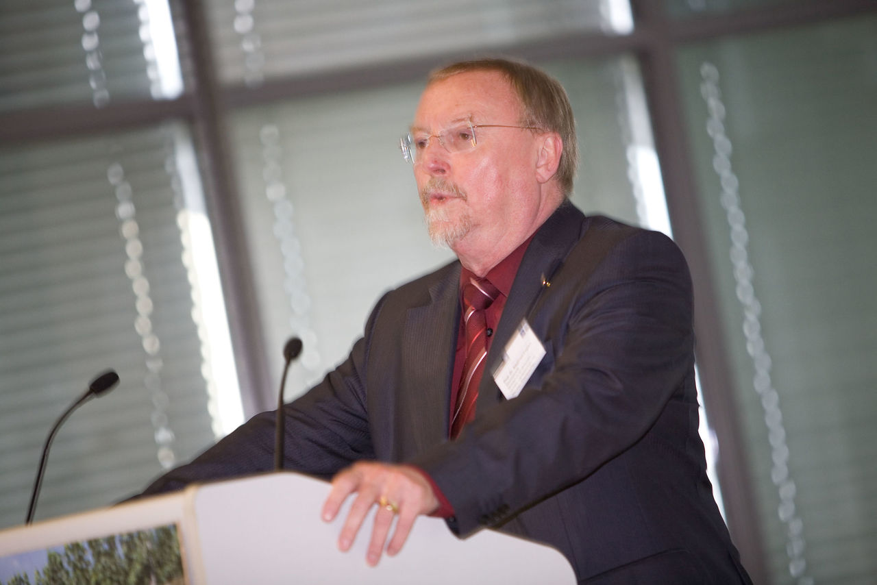Foto: Staatssekretär Prof. Dr. Siegfried Englert spricht zur Begrüßung