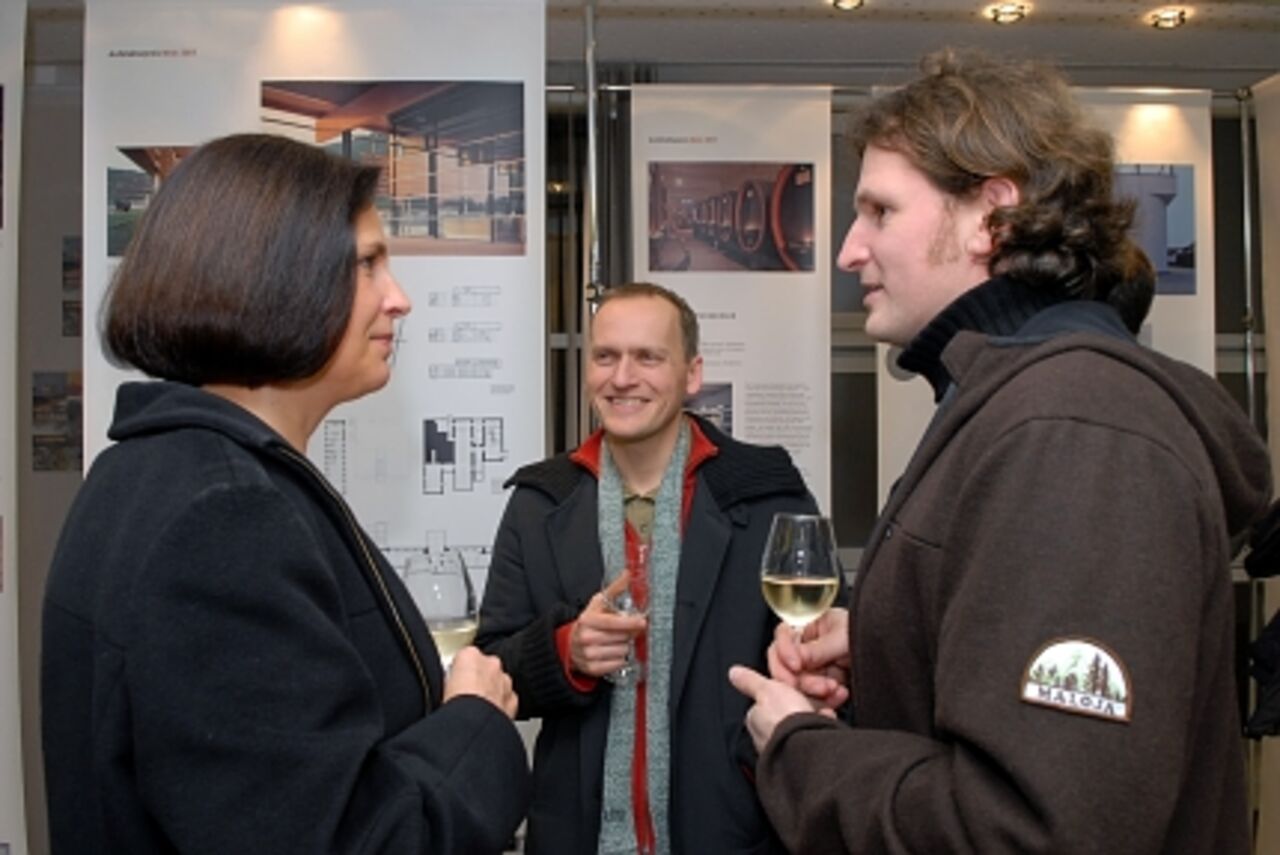 Foto: Innenarchitektion Henni Weyrich (Weingut Künstler, Hochheim) erläutert ihr Projekt den Ausstellungsbesuchern.