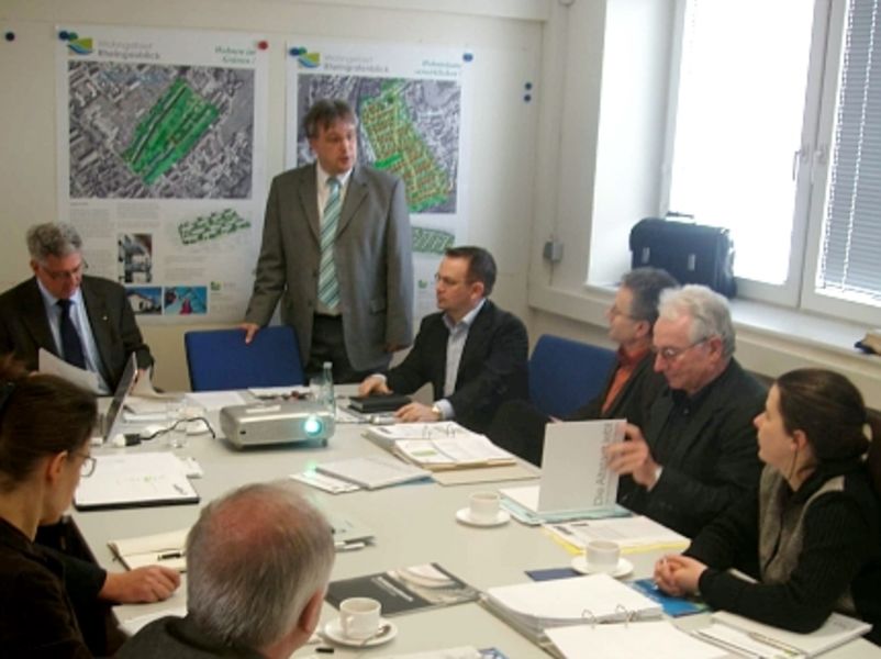 Foto: Oberbürgermeister Ludwig erläutert an der Wand hängende Pläne, die Kammervertreter sitzen am Tisch